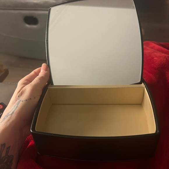 CHANEL SUBLIMAGE Leather
Mirror Vanity Makeup Box NEW! - Picture 10 of 15